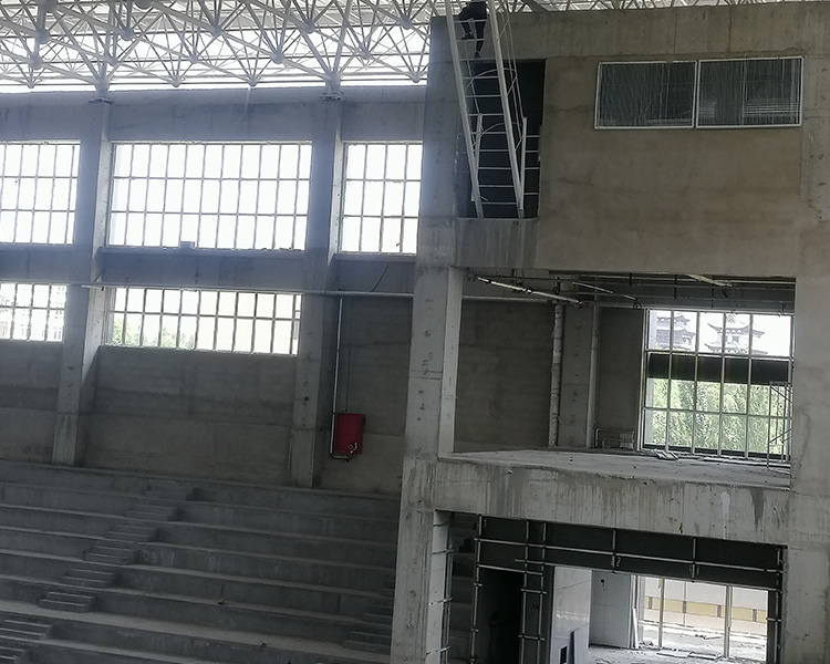 岢岚县文体中心防火门窗到货施工中